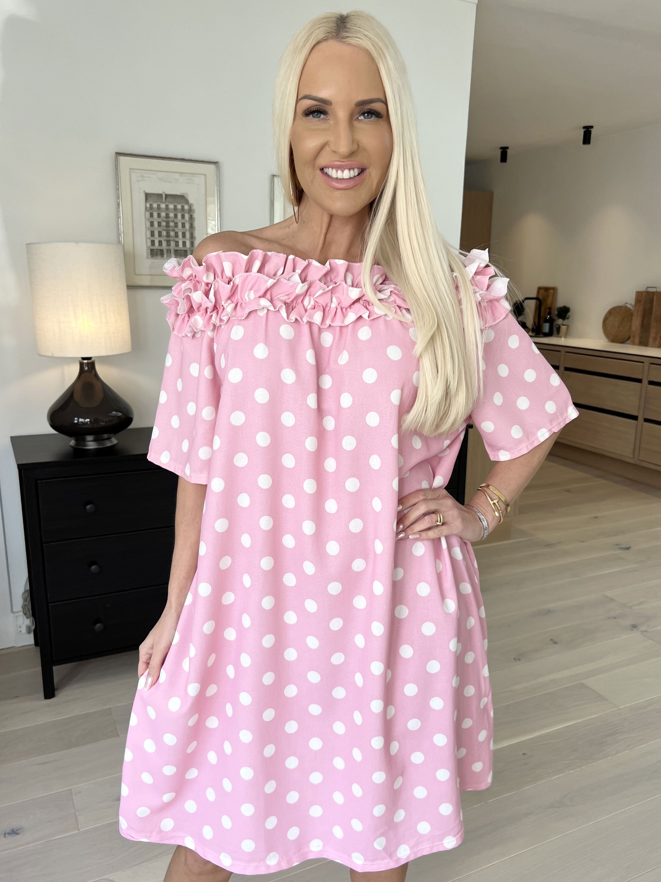 Chili Sleeveless Dress Dot - Klänning med prickar och volanger